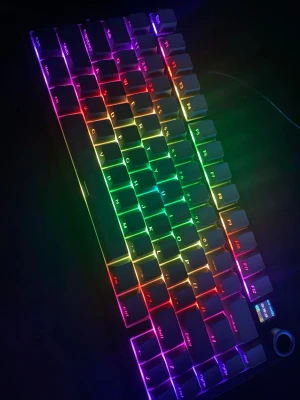 Aula F75 Max Creamy Switches - Säljer ett kompakt mekaniskt tangentbord med RGB-belysning i flera färger. Tangentbordet har svarta keycaps, en liten display i hörnet och en volymratt. Perfekt för gaming eller programmering och ger snygg effekt på skrivbordet du kan justera på hjulet i högra hörnet och ändra färger lägga olika bilder se tiden osv tangentbordet låter väldigt skönt och creamy switches 