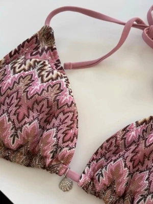 Rosa missoni mönstrad bikini - Så snygg trekantsbikini med knytband i nacken och ryggen💕💕Helt ny och oanvänd 