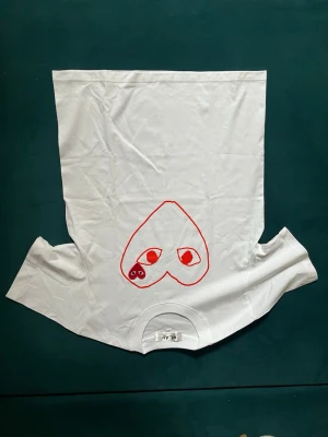 Vit t-shirt från Comme des Garcons - Säljer en vit t-shirt från comme des garcons, bra skick storlek s, hör av dig vid funderingar!