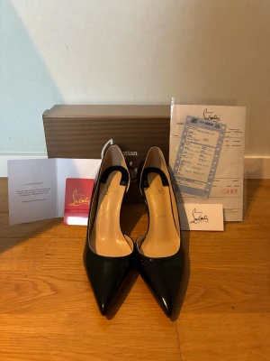 Christian Louboutin klackar  - Säljer ett par klassiska svarta pumps från Christian Louboutin i lackat läder med den ikoniska röda sulan. Spetsig tå och elegant siluett som ger en lyxig känsla. Perfekta för dig som vill ha en tidlös och exklusiv sko i garderoben.