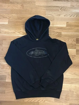 Svart hoodie corteiz  - Svart hoodie med Corteiz tryck svart