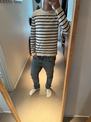 Massimo dutti randig tröja - Tjena, säljer denna riktigt feta Massimo dutti randiga tröjan. Skicket är väldigt bra, skulle säga 9/10. Storleken är M, killen på bilden är 183 cm. Släng iväg ett dm för frågor eller mer bilder! ✌🏼🤝