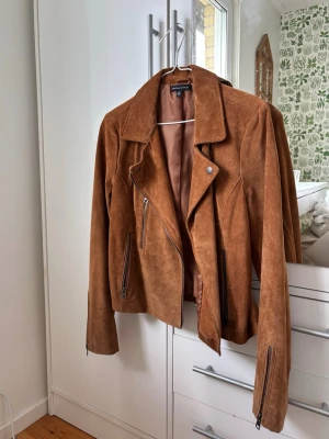 Jacka Kendall & Kylie - Kendall & Kylie brun jacka i storlek M, men passar även en S. Inköpt i USA för 195$ och aldrig använd. Får tyvärr inte användning för den. 