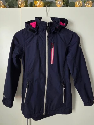 Mörkblå vindjacka med rosa detaljer - Skaljacka från McKinley, marinblå med rosa detaljer. Använd ett fåtal gånger.