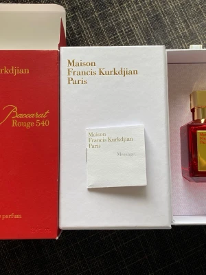 Baccarat Rouge 540 EdP Maison Francis Kurkdjian - Exklusiv parfym från Maison Francis Kurkdjian, Baccarat Rouge 540. Flaskan är elegant i rött glas med gulddetaljer och kommer i en lyxig vit och röd förpackning med guldfärgad text. En ikonisk doft som utstrålar lyx och modernitet.