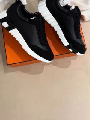 Svarta sneakers med vit sula - Stilrena svarta sneakers med chunky vit sula och svarta detaljer. Skorna har en låg profil och är tillverkade i en mix av slätt läder och mockaimitation. Snygg kontrast mellan svart ovandel och den räfflade vita sulan. Perfekta för en trendig streetwear-look.