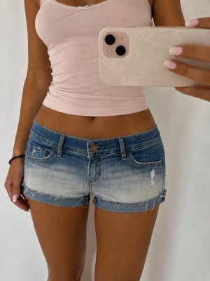 Hollister lågmidjade jeansshorts - 👕 Plagg: Jeansshorts                                                          📏 Storlek: Midjemått 37 cm                                                                                                            ✨ Skick: Fint skick                                                        💬 Vid frågor är det bara att skriva!                                                                                          🛍️ Gramenti
