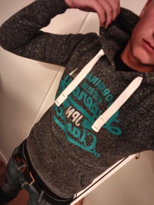 Superdry hoddie  - Fin grå superdry hoddie i väldigt bra skick modellen på bilden är 177cm och den passar bra 