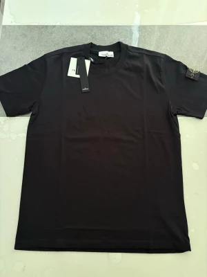 Stone Island T-shirt - Hej! Säljer en jätte fin T-shirt som är i väldigt bra skick inga problem alls Väldigt fin till sommaren Storlek L (lite baggy, kan även passa XL ) Påse och tags ingår Skriv gärna vid intresse ❤️💯