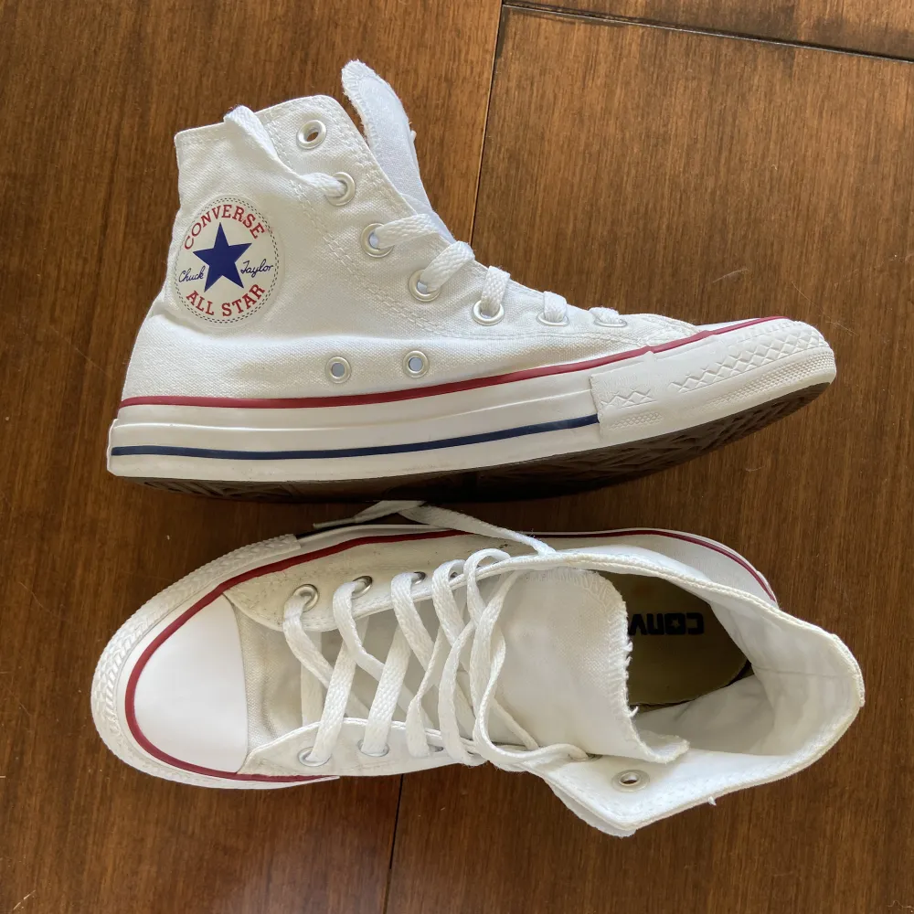 Supersnygga vita converse i storlek 37,5!! Jättebra till sommaren och passar till allt. Använda ett par gånger men fortfarande i fint skick😊💓Bara att skriva vid frågor!. Skor.