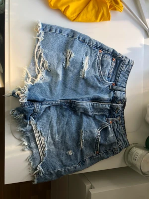 Shorts - Jätte fina jeans kortbyxor med håll på( säljer så dom är förstora❤️pris går alltid att diskutera❤️