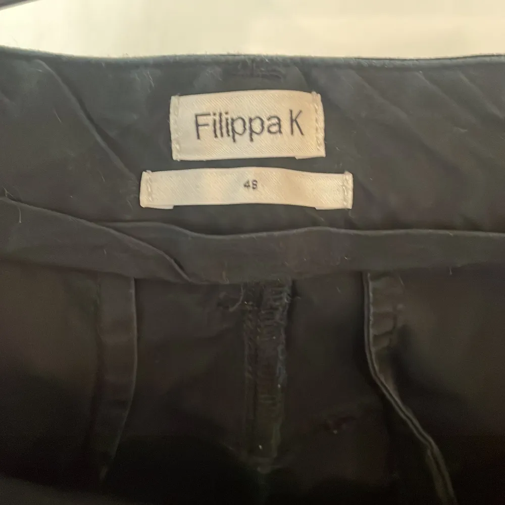 Sköna chinos byxor från Filippa K i storlek 48 Skick 9/10 . Jeans & Byxor.