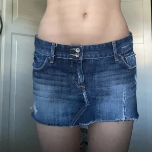 Lågmidjad jeanskjol  - Från hollister. Skulle säga w27