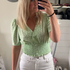 Somrig topp - FINNS ÄVEN MATCHANDE KJOL TILL SOM ÄR HELT NY MED LAPP KVAR 💘 somrig topp med blommor 