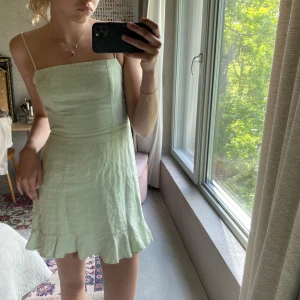 Grön klänning linne Other Stories - Så snygg klänning i linne från Other Stories, storlek 36❤️