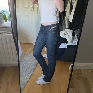 Diesel lågmidjade jeans - Lågmidjade jeans från diesel som är köpta secondhand. Säljer då de är för små för mig i midjan. De är i väldigt bra skick. Midjan rakt över är 34 cm och innerbenslängden är 81. Skriv för fler frågor eller bilder 🫶🏻💕