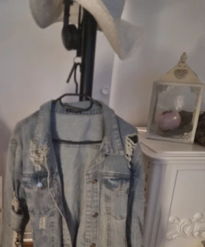 Jeansjacka Stl M - Som ny. Modellen är used look. 