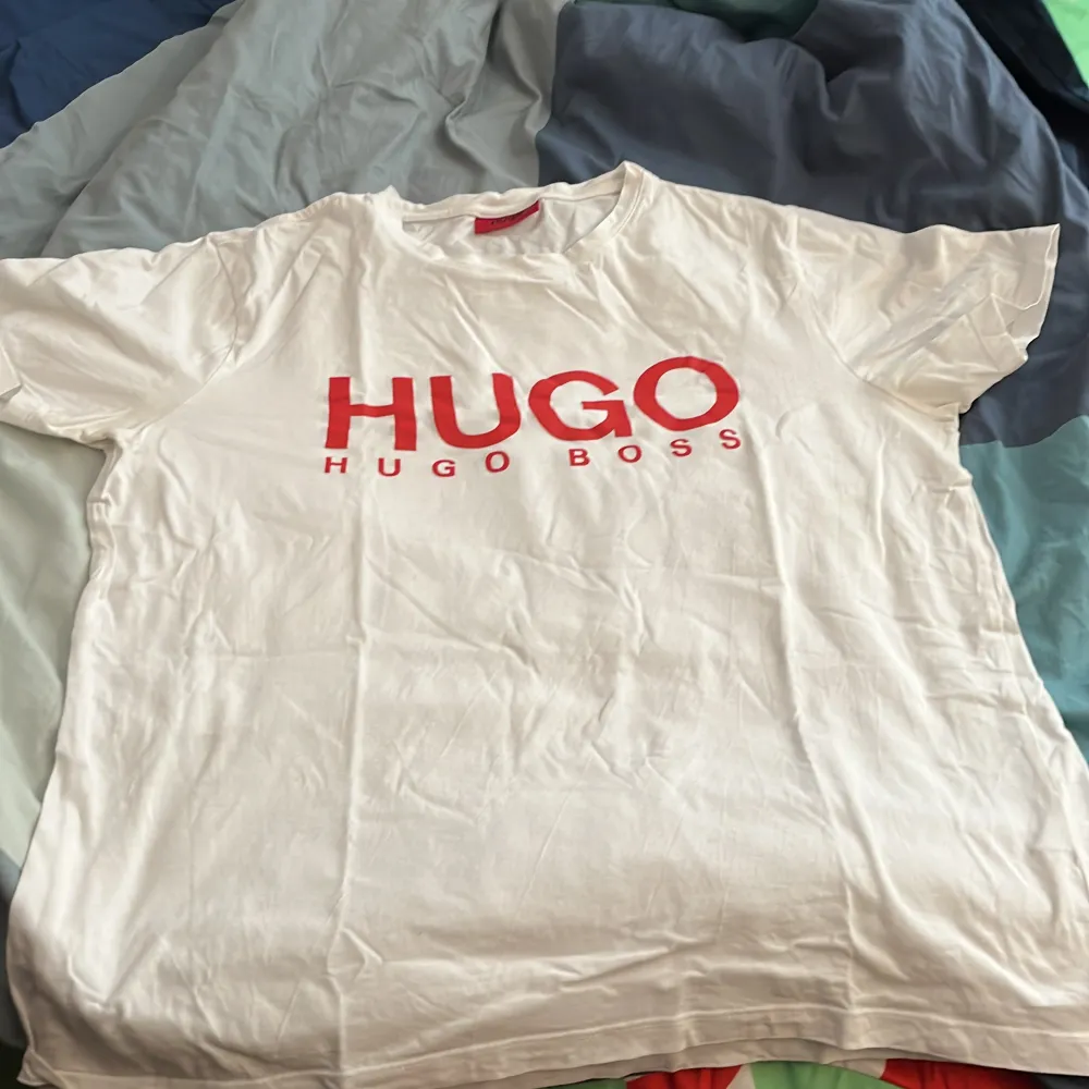 Säljer min Hugo boss tshirt eftersom den ej har kommit till användning. T-shirts.