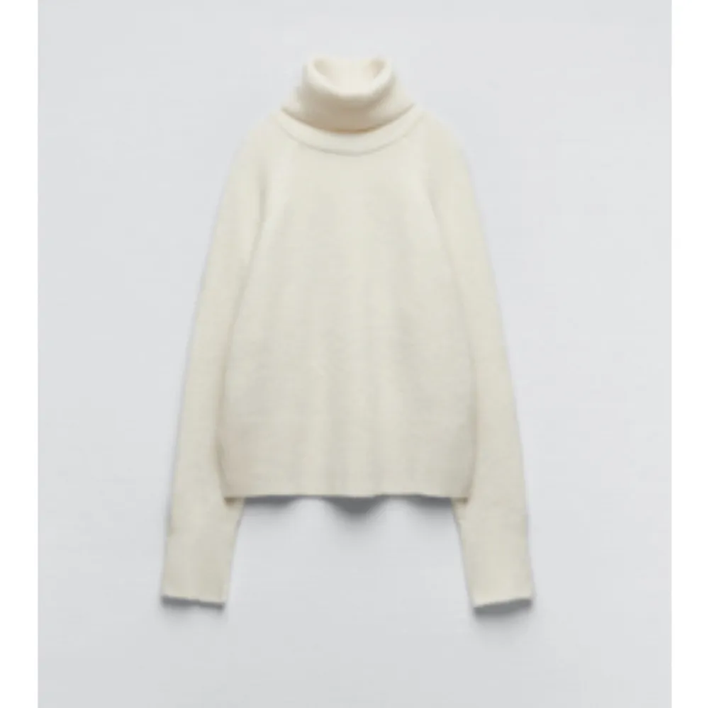 Säljer denna populära stickade tröjan från zara i storlek s, slutsåld i storlek s. Stickat.