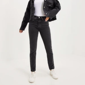 Levi’s 501 Skinny - Beställde en för stor storlek och glömde att returnera i tid. Byxorna ligger nedpackade i returpåsen, men jag kan öppna och skicka bild om det är så. Ordinarie pris: 899:-