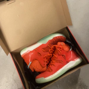 Adidas basketskor  - Riktiga fräscha Adidas skor nästan nya har haft dem på mig 1 gång inomhus! Till er som älskar basket!! Passar för 43 - 43,5