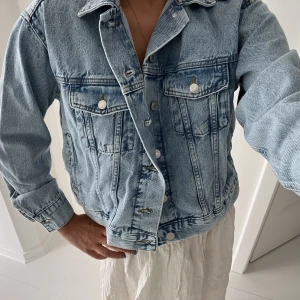 Blå jeansjacka - Säljer denna super fina jeansjacka! Den är helt ny och oanvänd, prislappen finns kvar på💗ganska liten i storleken!