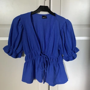 Topp - så fin topp, färgen syns bäst på andra bilden 💙💙💙storlek xxs men jag tycker mer S