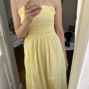 Somrig gul klänning från HM i storlek M