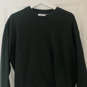 Colleagetröja från Weekday - Säljer denna mossgröna Colleagetröjan i storlek XS från Weekday.  Andra bilden visar färgen bättre, använd men i fint skick🤗 Köparen står för frakt (54kr spårbart med Postnord!)