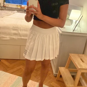 tenniskjol  - Vit plisserad tenniskjol:) spklart shorts undertill!