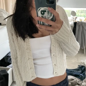 Kofta - Supersöt och väldigt mysig kofta från American Eagle. Köpt i USA för ca ett år sedan💕