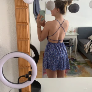 Blå/blommig  klänning  - Super bekvämt och fladdrigt material. Jag är en M vanligt vis och passar mig i både längd och bredd. Den är i stretch och aldrig använd.   