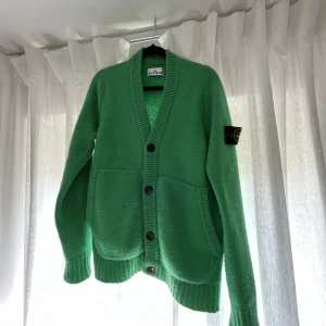 Stone Island ”Knitwear cardigan” - Stone Island ”Knitwear cardigan” Size S Condition 9/10 Bud från 1000kr