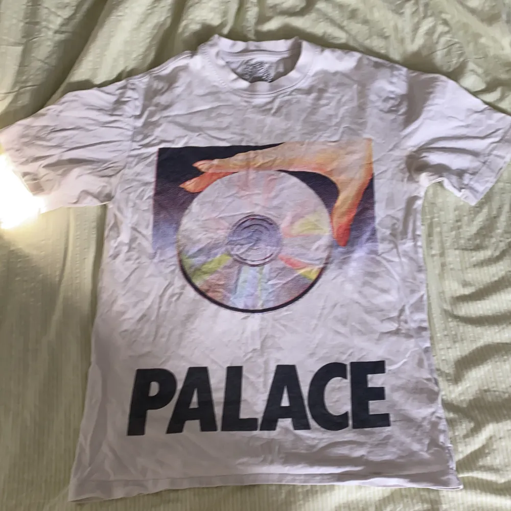 Säljer en vit Palace t-shirt i storlek M. Skick: 7/10. T-shirts.