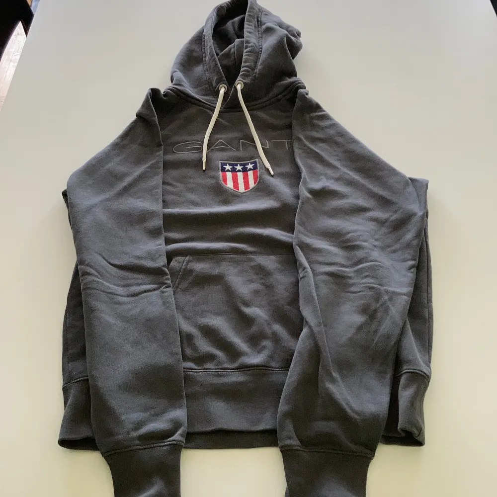 Säljer en mörkgrå gant hoodie i bra skick. Den är i storlek L men är lite mindre i modellen så den skulle kunna passa för M också. Hoodies.
