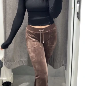 Juicy byxor - Säljer mina jättekattiga juicybyxor då dom aldrig används 💋 Så sköna!!!  Nypris: 1,100kr Jag är ca 171cm lång! 