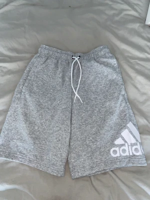 Adidas shorts! - Nyskick Aldrig använda. Lute oversize short.