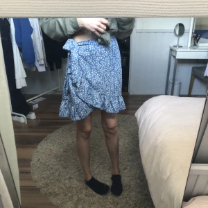 Sommar skjol - Säljer denna underbara kjol då den är för stor för mig. Det är en dragkedja på sidan. Den är i storlek L men skulle säga att den är mer å M hållet.