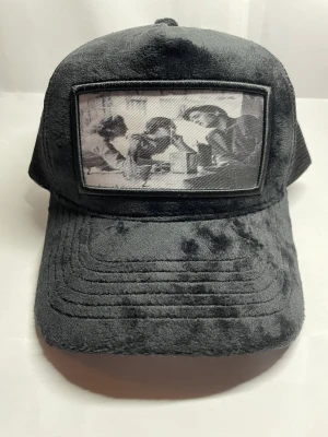 Velvet keps till sommar!!  - Familjlo egna Velvet keps, självklart är dom här kepsar limited edition i svart (25st) vilken betyder att dom kommer aldrig mer släppas i svart. Just nu har vi bara få tal kvar. 