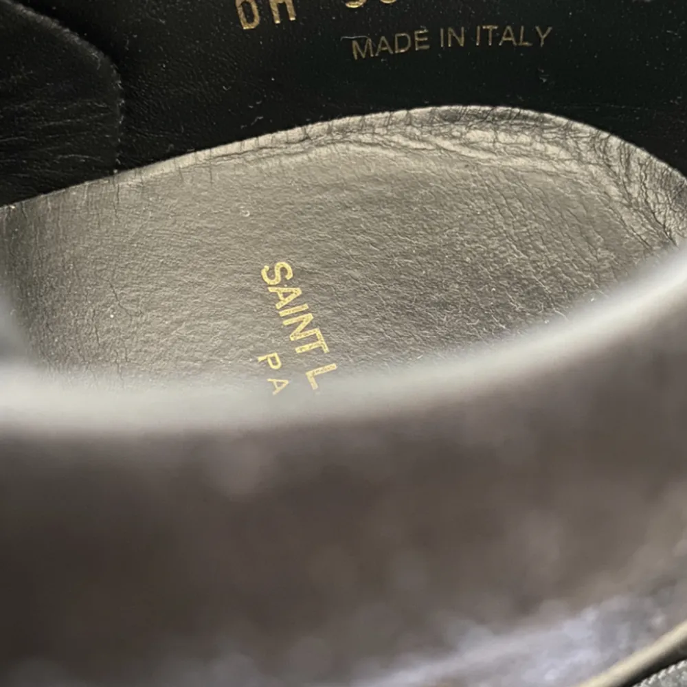 Storlek 42 saint laurent skor. Använts vid ca 10-20 tillfällen sparsamt. Köpta från butik i Milano förra hösten, men kvitto eller låda har jag ej kvar.. Skor.
