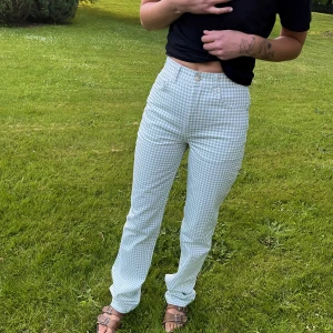 Rutiga byxor - Ett par grön/vita rutiga byxor från ASOS tall! Byxorna är aldrig använda då de inte passat min stil, så i topp skick! Materialet är jeans liknande men lite tunnare. 💚 storleken är 26 i midja och 38 i längd. 