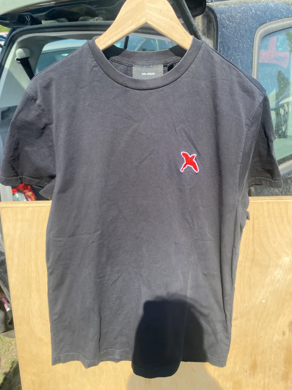 Säljer denna jätte fina axel arigato T-shirt eftersom att den aldrig kommer till andväning! Pris kan diskuteras 💞. T-shirts.