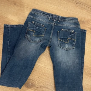 lågmidjade jeans - snygga ”lowwaist” jeans som ej passade, midjemått: ca 39cm (rakt över) innerbenslängd: 80cm (32l) skulle säga mer en straight modell än bootcut