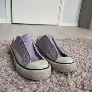 Fina ljus lila skor som passar perfekt nu till sommaren🌞🫶🏻 Super söta till en basic outfit♥️