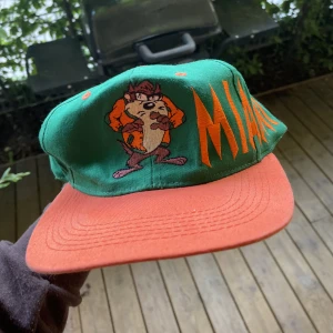 Vintage looney tunes keps - En vintage "Miami" looney tunes keps.