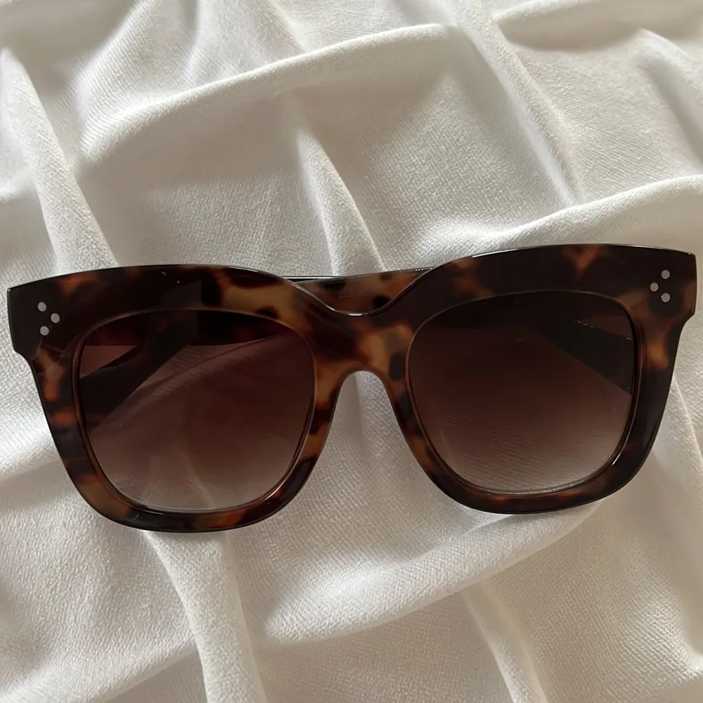 Säljer dessa fina bruna solglasögonen, som är Celine inspirerade. Aldrig använda, nyskick. Säljer för 180 kr. Köparen står för frakten!. Accessoarer.