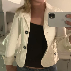 Tunn jacka  - Fin vit tunn jacka, Nice till vår/sommar 