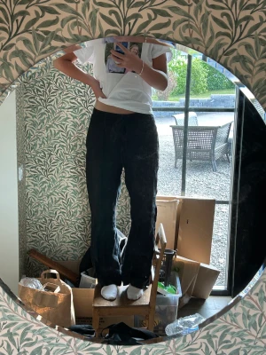 Svarta linnebyxor  - Ett par svarta linnebyxor från Zara, i väldigt bra skick. Köpta för 600kr💛 