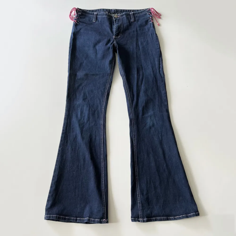 Lågmidjade bootcut jeans från Mudd. Köpta på Depop. Midjemått: 80 cm, men stretchiga! Innerbenslängd: 81 cm. Hon på bilden är 161 cm lång. Skriv privat för mer bilder! 💞 . Jeans & Byxor.