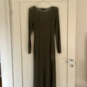 Säljer denna meshklänning från Bershka i storlek M. Aldrig använd. Klänningen går ner till fötterna och har insydd underklänning. Kolla bild 2 och 3 för rättvis färg. 